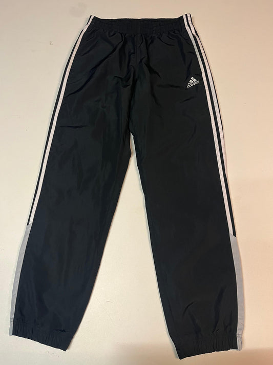 Entdecke unsere Vintage Track Pants von Nike und anderen Marken, erhältlich bei Valuxery.de - Dein Shop für trendige Vintage - Kleidung. Unsere Track Pants sind aus hochwertigen Materialien und