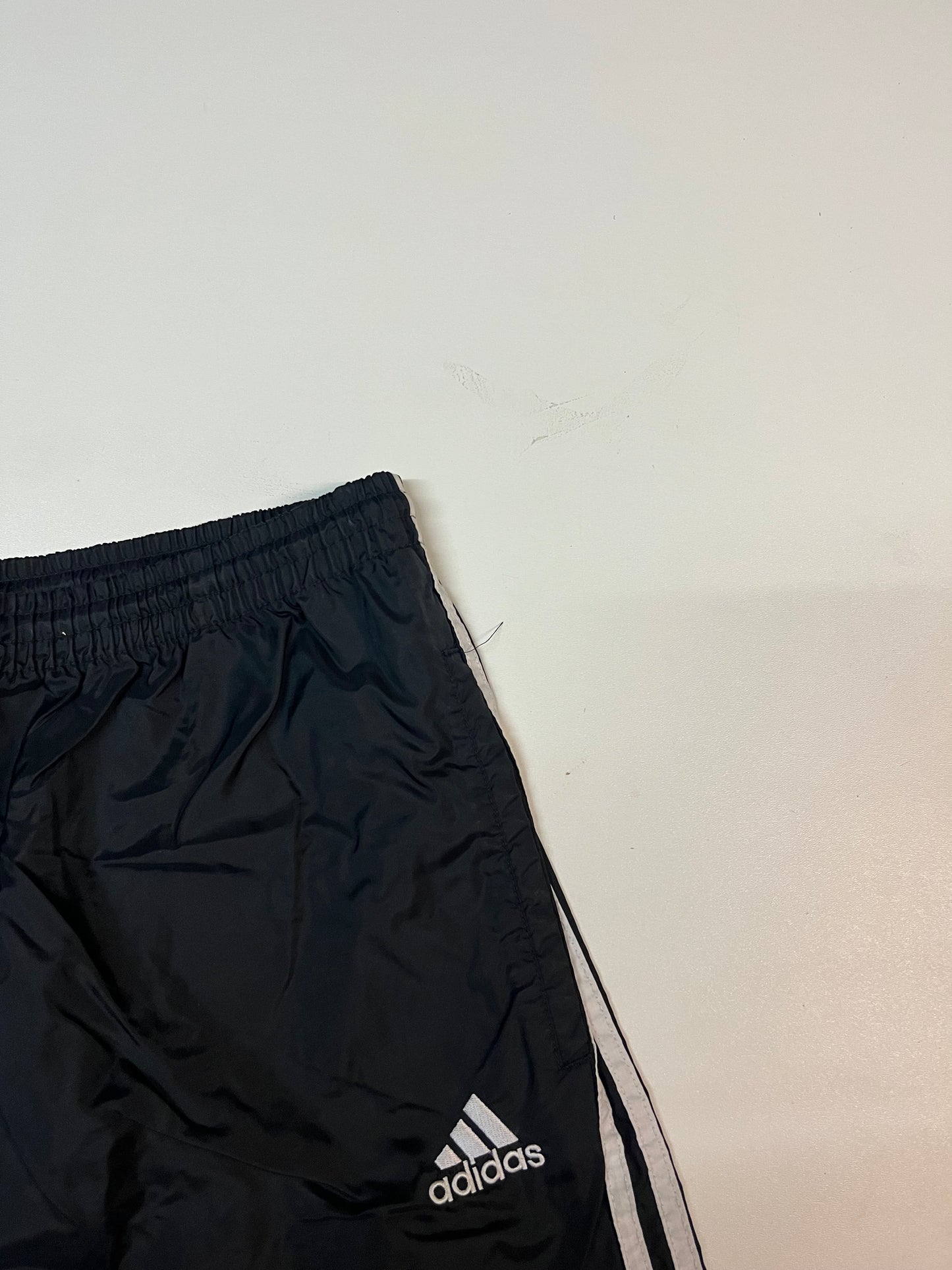 Entdecke unsere Vintage Track Pants von Nike und anderen Marken, erhältlich bei Valuxery.de - Dein Shop für trendige Vintage - Kleidung. Unsere Track Pants sind aus hochwertigen Materialien und