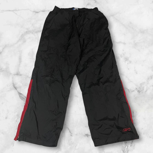 Entdecke unsere Vintage Track Pants von Nike und anderen Marken, erhältlich bei Valuxery.de - Dein Shop für trendige Vintage - Kleidung. Unsere Track Pants sind aus hochwertigen Materialien und