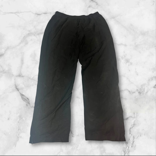 Entdecke unsere Vintage Track Pants von Nike und anderen Marken, erhältlich bei Valuxery.de - Dein Shop für trendige Vintage - Kleidung. Unsere Track Pants sind aus hochwertigen Materialien und