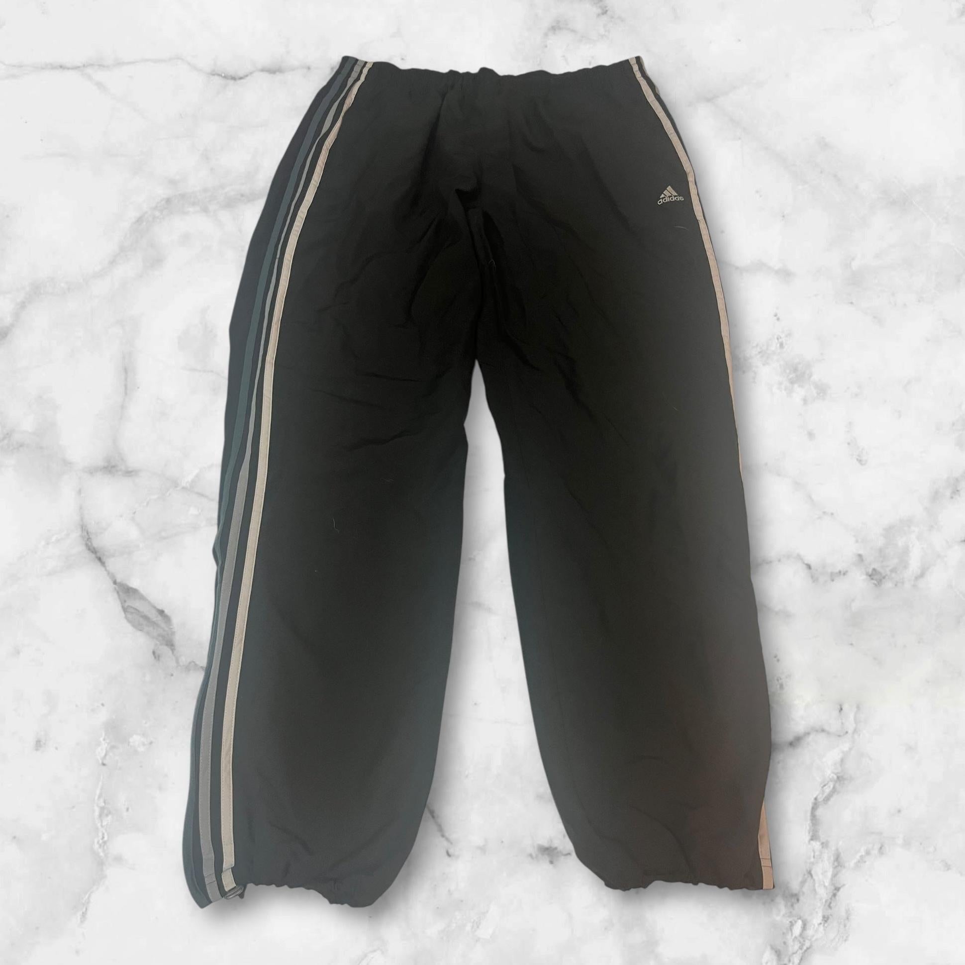 Entdecke unsere Vintage Track Pants von Nike und anderen Marken, erhältlich bei Valuxery.de - Dein Shop für trendige Vintage - Kleidung. Unsere Track Pants sind aus hochwertigen Materialien und