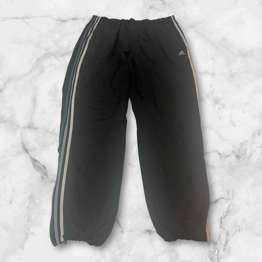 Entdecke unsere Vintage Track Pants von Nike und anderen Marken, erhältlich bei Valuxery.de - Dein Shop für trendige Vintage - Kleidung. Unsere Track Pants sind aus hochwertigen Materialien und
