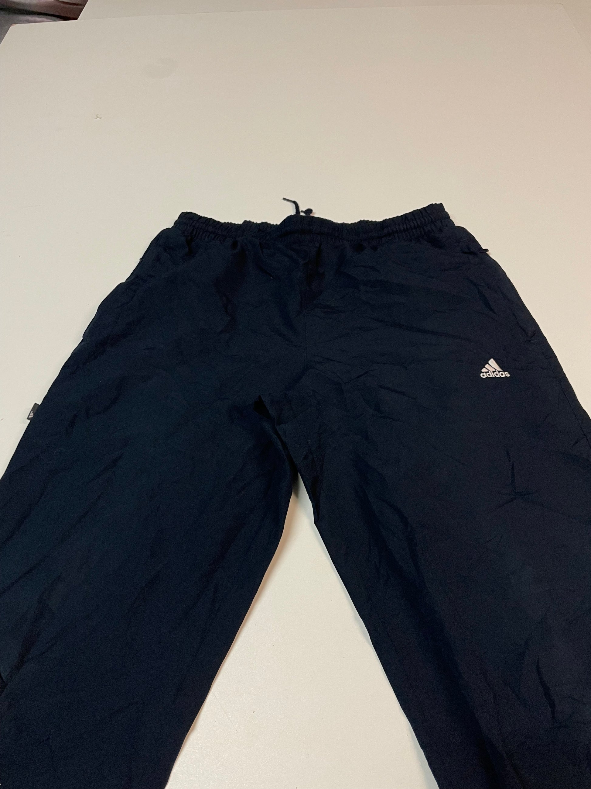 Entdecke unsere Vintage Track Pants von Nike und anderen Marken, erhältlich bei Valuxery.de - Dein Shop für trendige Vintage - Kleidung. Unsere Track Pants sind aus hochwertigen Materialien und