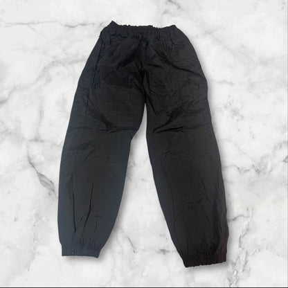 Entdecke unsere Vintage Track Pants von Nike und anderen Marken, erhältlich bei Valuxery.de - Dein Shop für trendige Vintage - Kleidung. Unsere Track Pants sind aus hochwertigen Materialien und