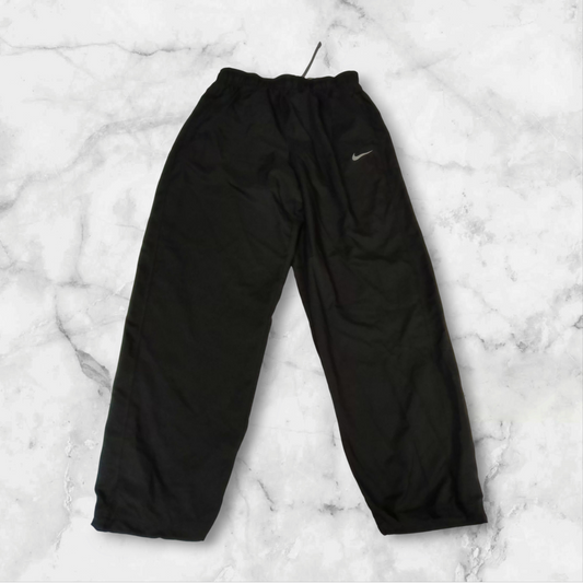 Entdecke unsere Vintage Track Pants von Nike und anderen Marken, erhältlich bei Valuxery.de - Dein Shop für trendige Vintage - Kleidung. Unsere Track Pants sind aus hochwertigen Materialien und
