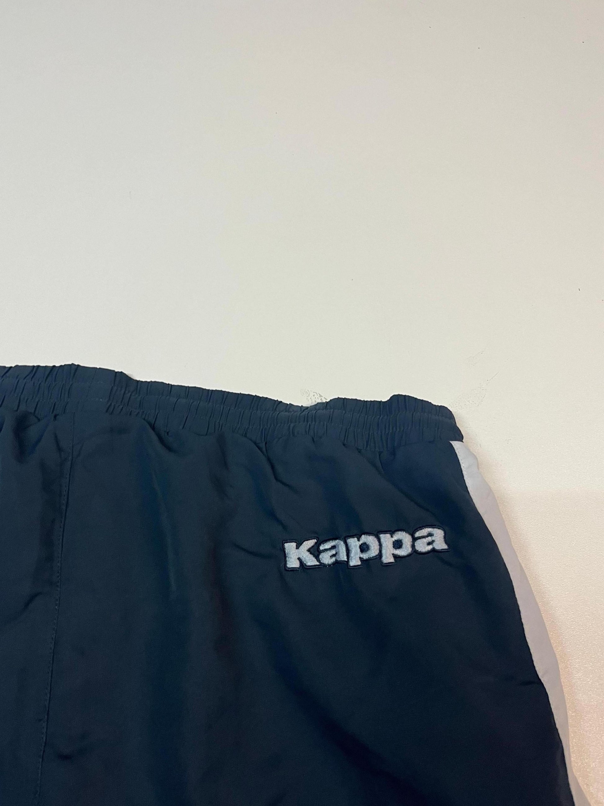 Entdecke unsere Vintage Track Pants von Nike und anderen Marken, erhältlich bei Valuxery.de - Dein Shop für trendige Vintage - Kleidung. Unsere Track Pants sind aus hochwertigen Materialien und