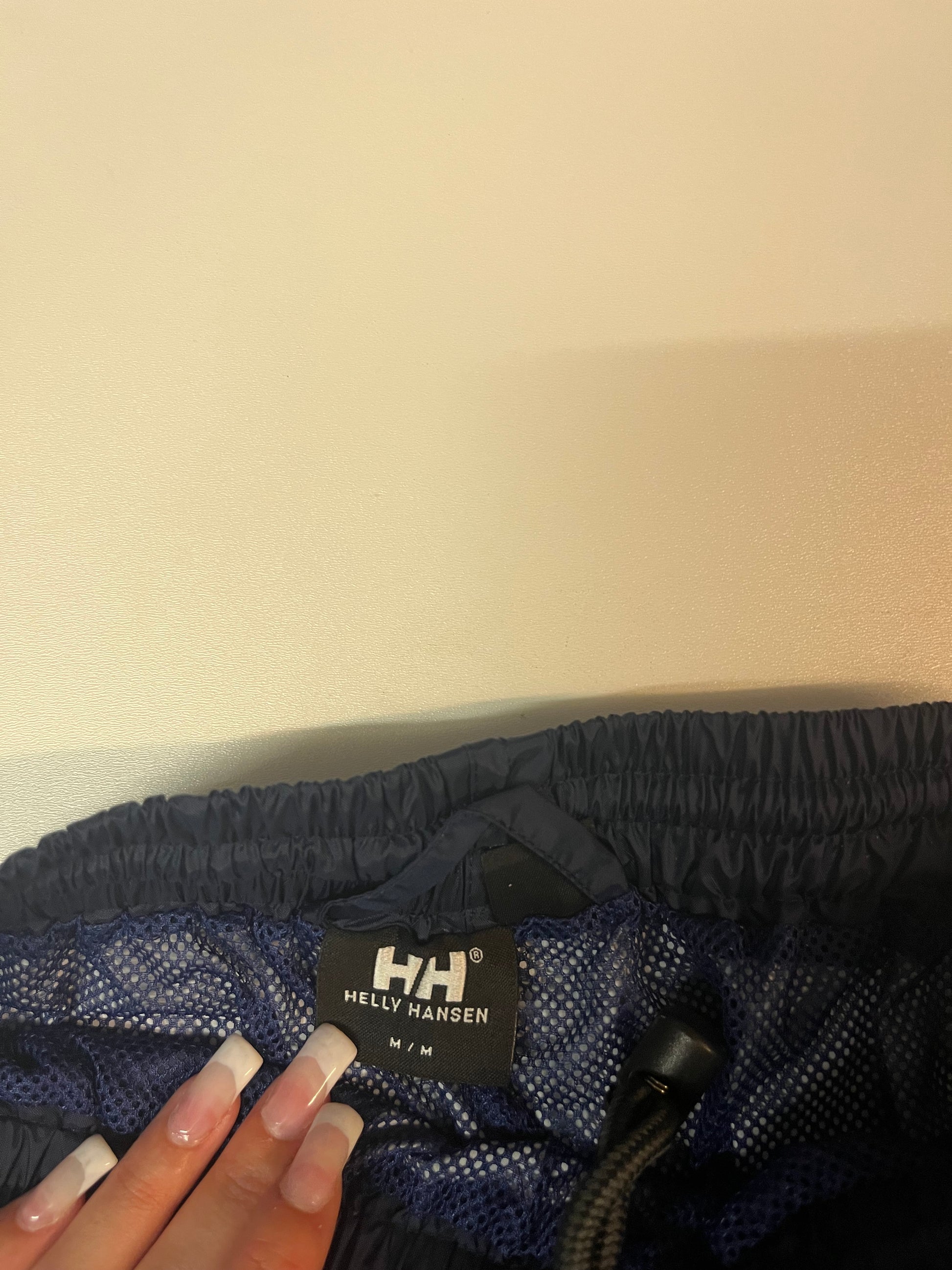 Entdecke unsere Vintage Track Pants von Nike und anderen Marken, erhältlich bei Valuxery.de - Dein Shop für trendige Vintage - Kleidung. Unsere Track Pants sind aus hochwertigen Materialien und