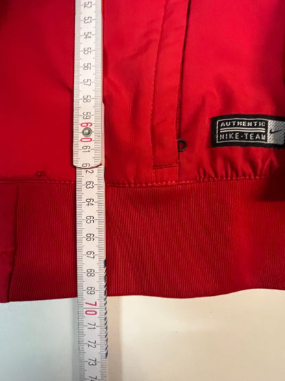 Entdecke unsere Vintage Track Pants von Nike und anderen Marken, erhältlich bei Valuxery.de - Dein Shop für trendige Vintage - Kleidung. Unsere Track Pants sind aus hochwertigen Materialien und