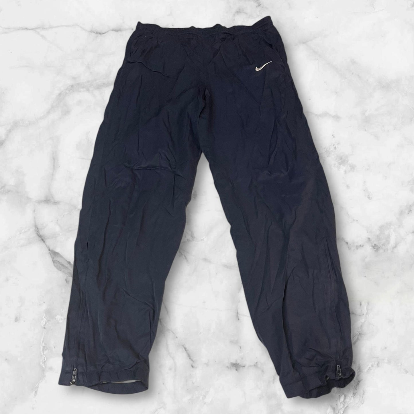 Entdecke unsere Vintage Track Pants von Nike und anderen Marken, erhältlich bei Valuxery.de - Dein Shop für trendige Vintage - Kleidung. Unsere Track Pants sind aus hochwertigen Materialien und