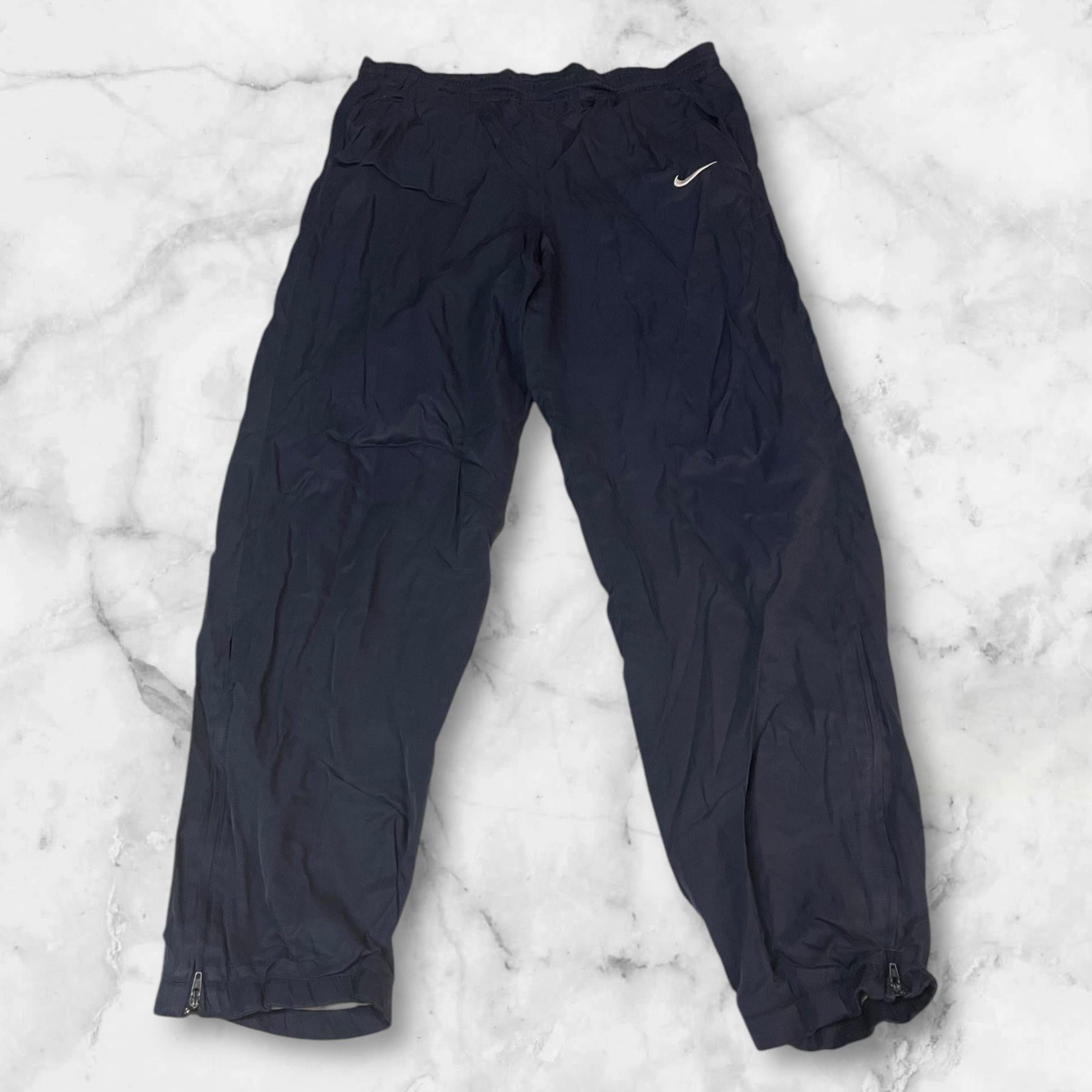 Entdecke unsere Vintage Track Pants von Nike und anderen Marken, erhältlich bei Valuxery.de - Dein Shop für trendige Vintage - Kleidung. Unsere Track Pants sind aus hochwertigen Materialien und