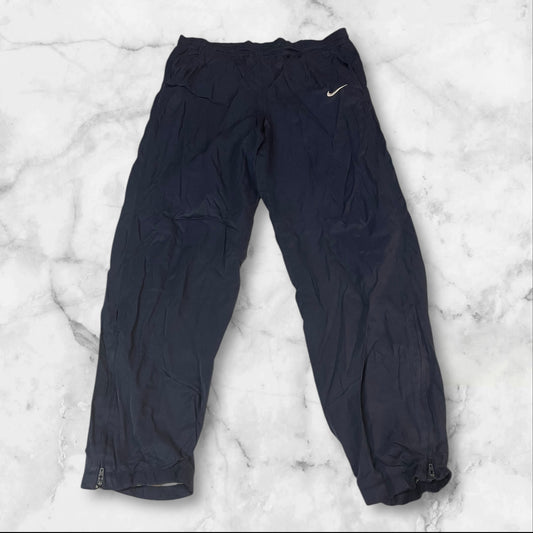 Entdecke unsere Vintage Track Pants von Nike und anderen Marken, erhältlich bei Valuxery.de - Dein Shop für trendige Vintage - Kleidung. Unsere Track Pants sind aus hochwertigen Materialien und