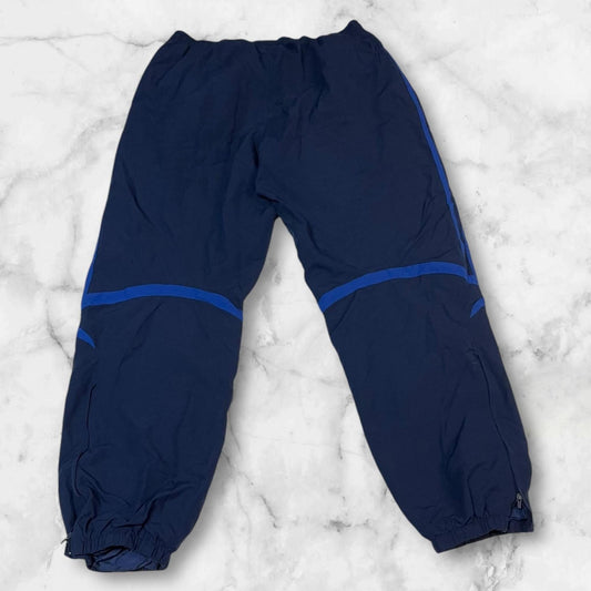 Entdecke unsere Vintage Track Pants von Nike und anderen Marken, erhältlich bei Valuxery.de - Dein Shop für trendige Vintage - Kleidung. Unsere Track Pants sind aus hochwertigen Materialien und