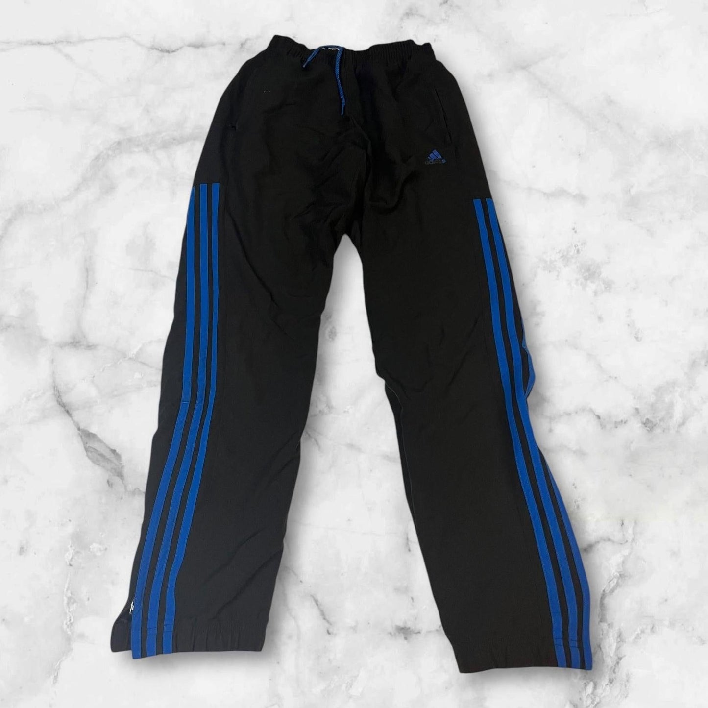 Entdecke unsere Vintage Track Pants von Nike und anderen Marken, erhältlich bei Valuxery.de - Dein Shop für trendige Vintage - Kleidung. Unsere Track Pants sind aus hochwertigen Materialien und