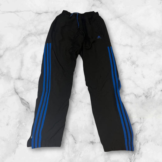 Entdecke unsere Vintage Track Pants von Nike und anderen Marken, erhältlich bei Valuxery.de - Dein Shop für trendige Vintage - Kleidung. Unsere Track Pants sind aus hochwertigen Materialien und