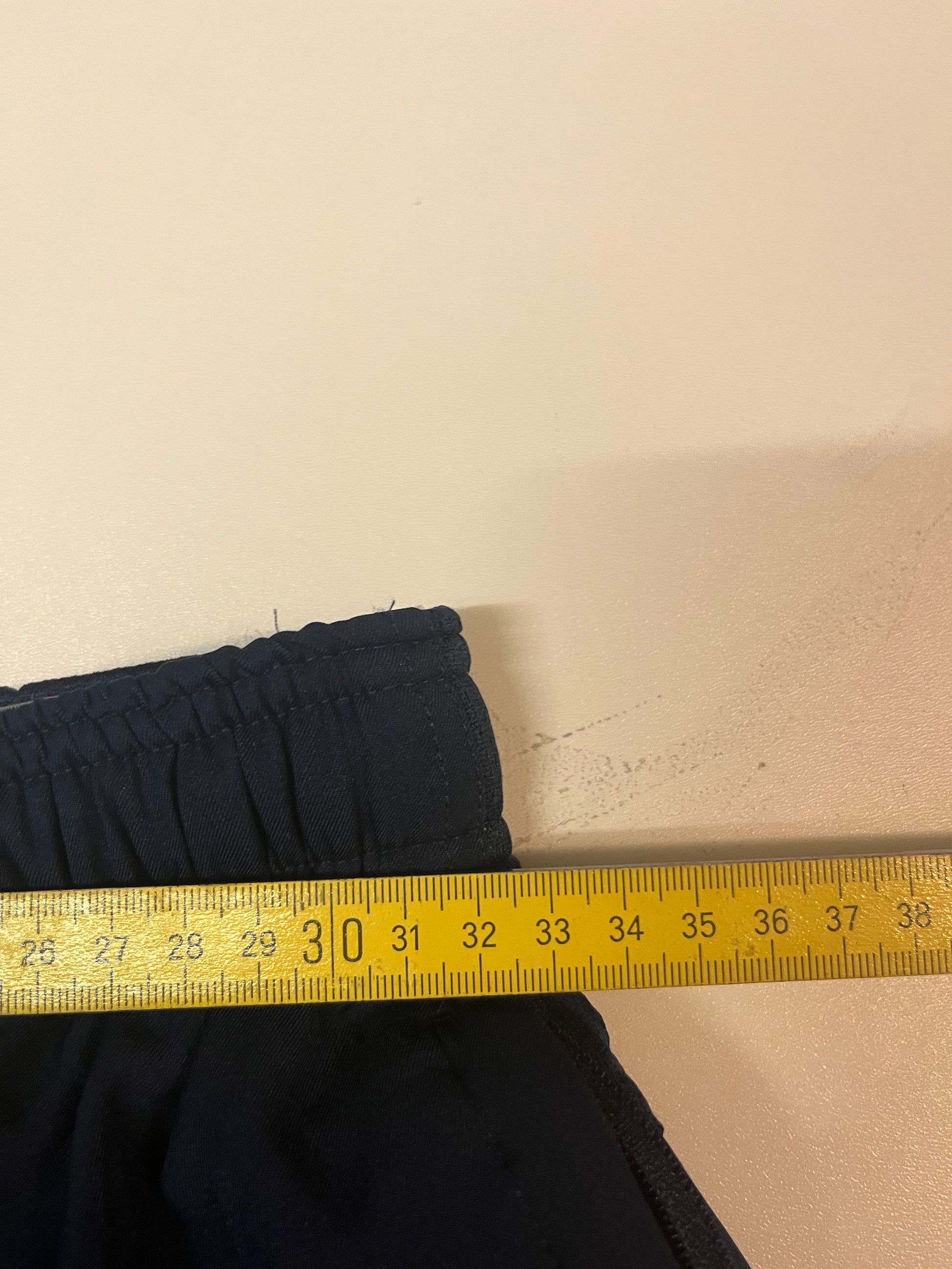 Entdecke unsere Vintage Track Pants von Nike und anderen Marken, erhältlich bei Valuxery.de - Dein Shop für trendige Vintage - Kleidung. Unsere Track Pants sind aus hochwertigen Materialien und