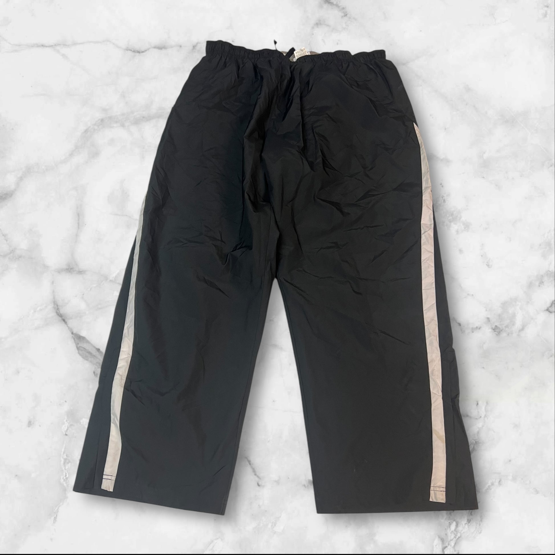 Entdecke unsere Vintage Track Pants von Nike und anderen Marken, erhältlich bei Valuxery.de - Dein Shop für trendige Vintage - Kleidung. Unsere Track Pants sind aus hochwertigen Materialien und