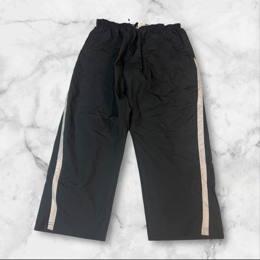 Entdecke unsere Vintage Track Pants von Nike und anderen Marken, erhältlich bei Valuxery.de - Dein Shop für trendige Vintage - Kleidung. Unsere Track Pants sind aus hochwertigen Materialien und