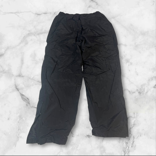 Entdecke unsere Vintage Track Pants von Nike und anderen Marken, erhältlich bei Valuxery.de - Dein Shop für trendige Vintage - Kleidung. Unsere Track Pants sind aus hochwertigen Materialien und