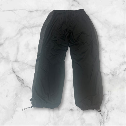 Entdecke unsere Vintage Track Pants von Nike und anderen Marken, erhältlich bei Valuxery.de - Dein Shop für trendige Vintage - Kleidung. Unsere Track Pants sind aus hochwertigen Materialien und