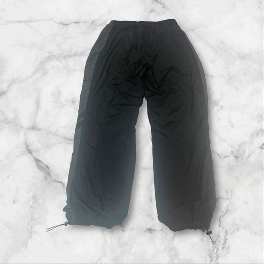 Entdecke unsere Vintage Track Pants von Nike und anderen Marken, erhältlich bei Valuxery.de - Dein Shop für trendige Vintage - Kleidung. Unsere Track Pants sind aus hochwertigen Materialien und