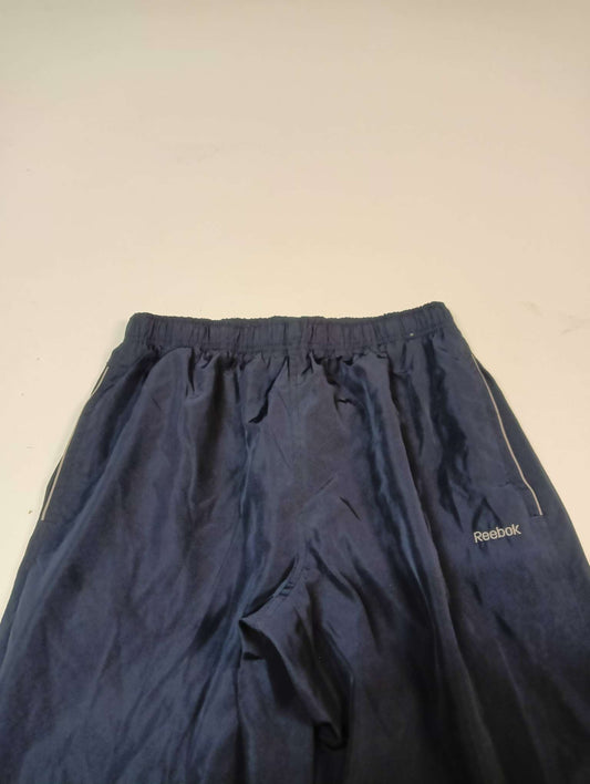 Entdecke unsere Vintage Track Pants von Nike und anderen Marken, erhältlich bei Valuxery.de - Dein Shop für trendige Vintage - Kleidung. Unsere Track Pants sind aus hochwertigen Materialien und
