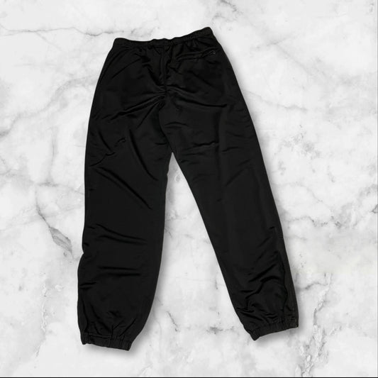 Entdecke unsere Vintage Track Pants von Nike und anderen Marken, erhältlich bei Valuxery.de - Dein Shop für trendige Vintage - Kleidung. Unsere Track Pants sind aus hochwertigen Materialien und