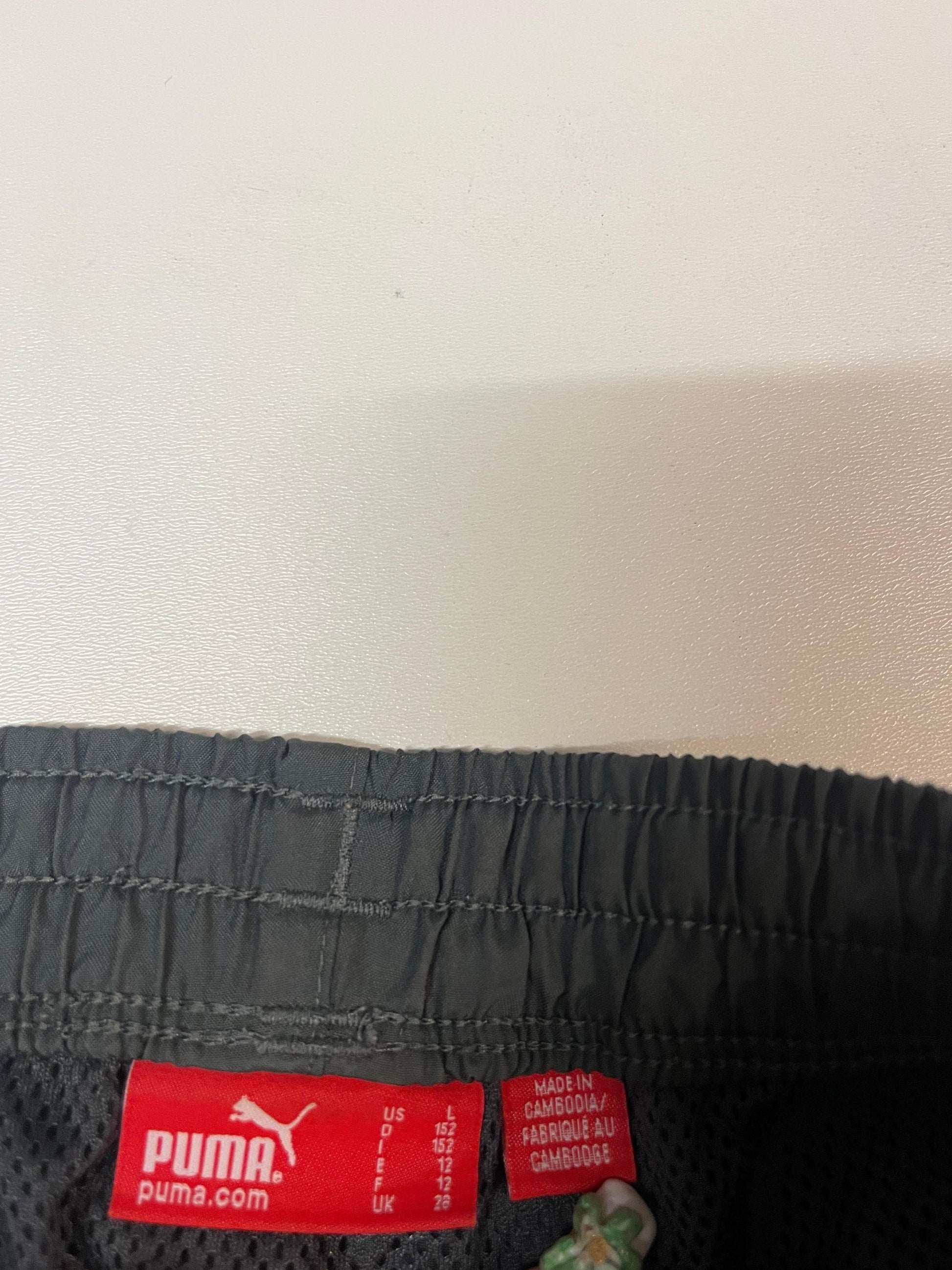 Entdecke unsere Vintage Track Pants von Nike und anderen Marken, erhältlich bei Valuxery.de - Dein Shop für trendige Vintage - Kleidung. Unsere Track Pants sind aus hochwertigen Materialien und