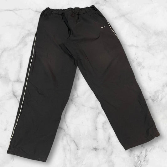 Entdecke unsere Vintage Track Pants von Nike und anderen Marken, erhältlich bei Valuxery.de - Dein Shop für trendige Vintage - Kleidung. Unsere Track Pants sind aus hochwertigen Materialien und