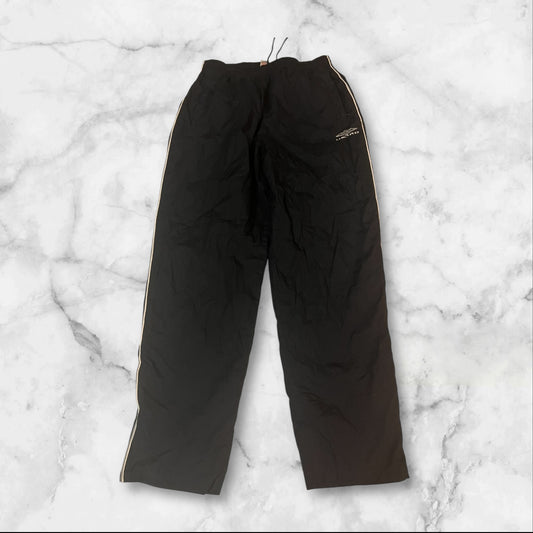 Entdecke unsere Vintage Track Pants von Nike und anderen Marken, erhältlich bei Valuxery.de - Dein Shop für trendige Vintage - Kleidung. Unsere Track Pants sind aus hochwertigen Materialien und