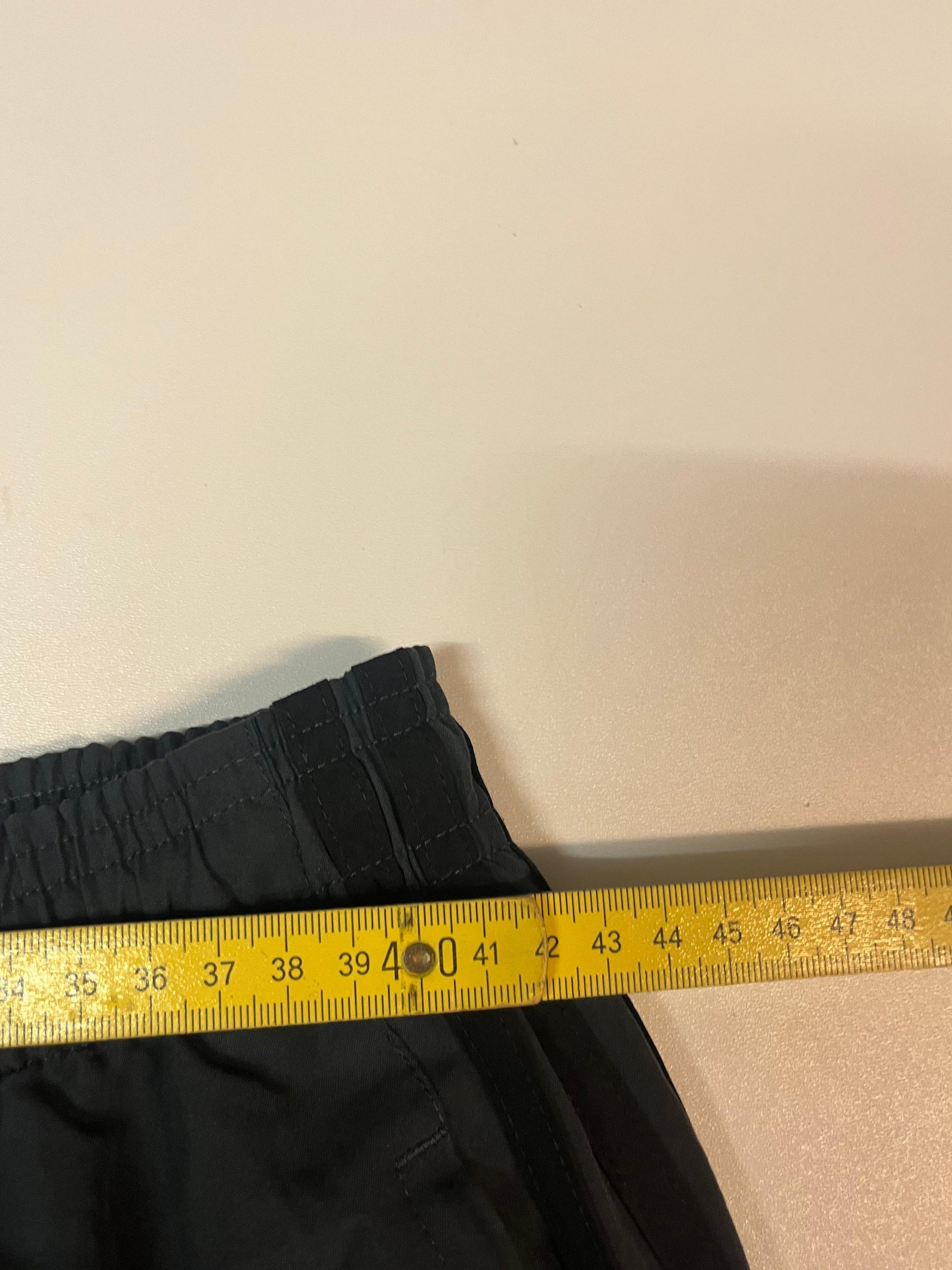 Entdecke unsere Vintage Track Pants von Nike und anderen Marken, erhältlich bei Valuxery.de - Dein Shop für trendige Vintage - Kleidung. Unsere Track Pants sind aus hochwertigen Materialien und
