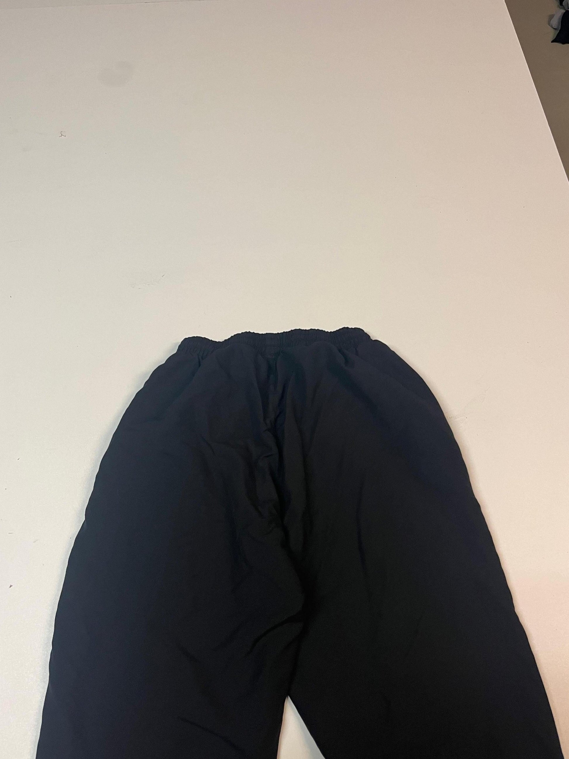 Entdecke unsere Vintage Track Pants von Nike und anderen Marken, erhältlich bei Valuxery.de - Dein Shop für trendige Vintage - Kleidung. Unsere Track Pants sind aus hochwertigen Materialien und