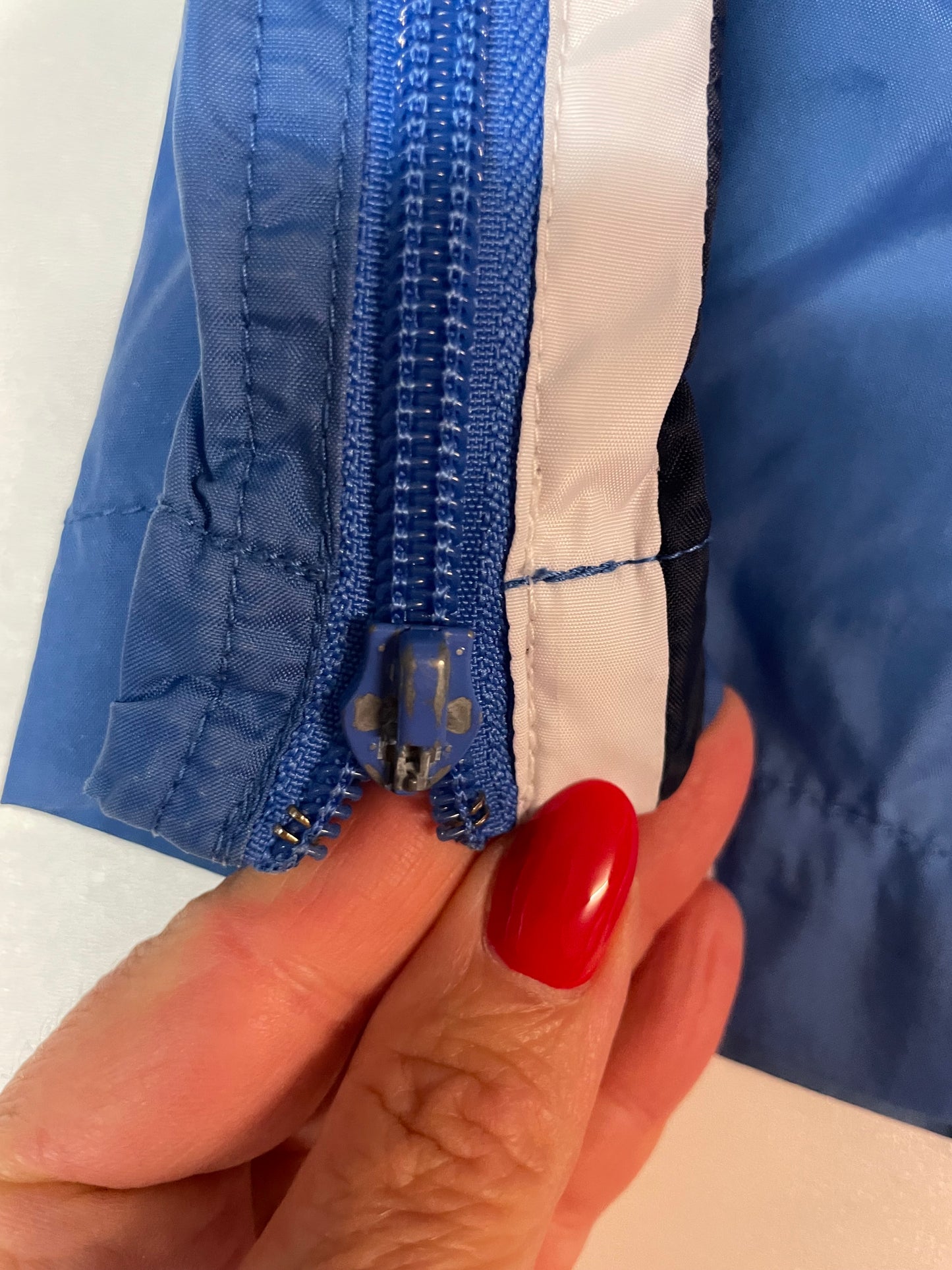 Entdecke unsere Vintage Track Pants von Nike und anderen Marken, erhältlich bei Valuxery.de - Dein Shop für trendige Vintage - Kleidung. Unsere Track Pants sind aus hochwertigen Materialien und