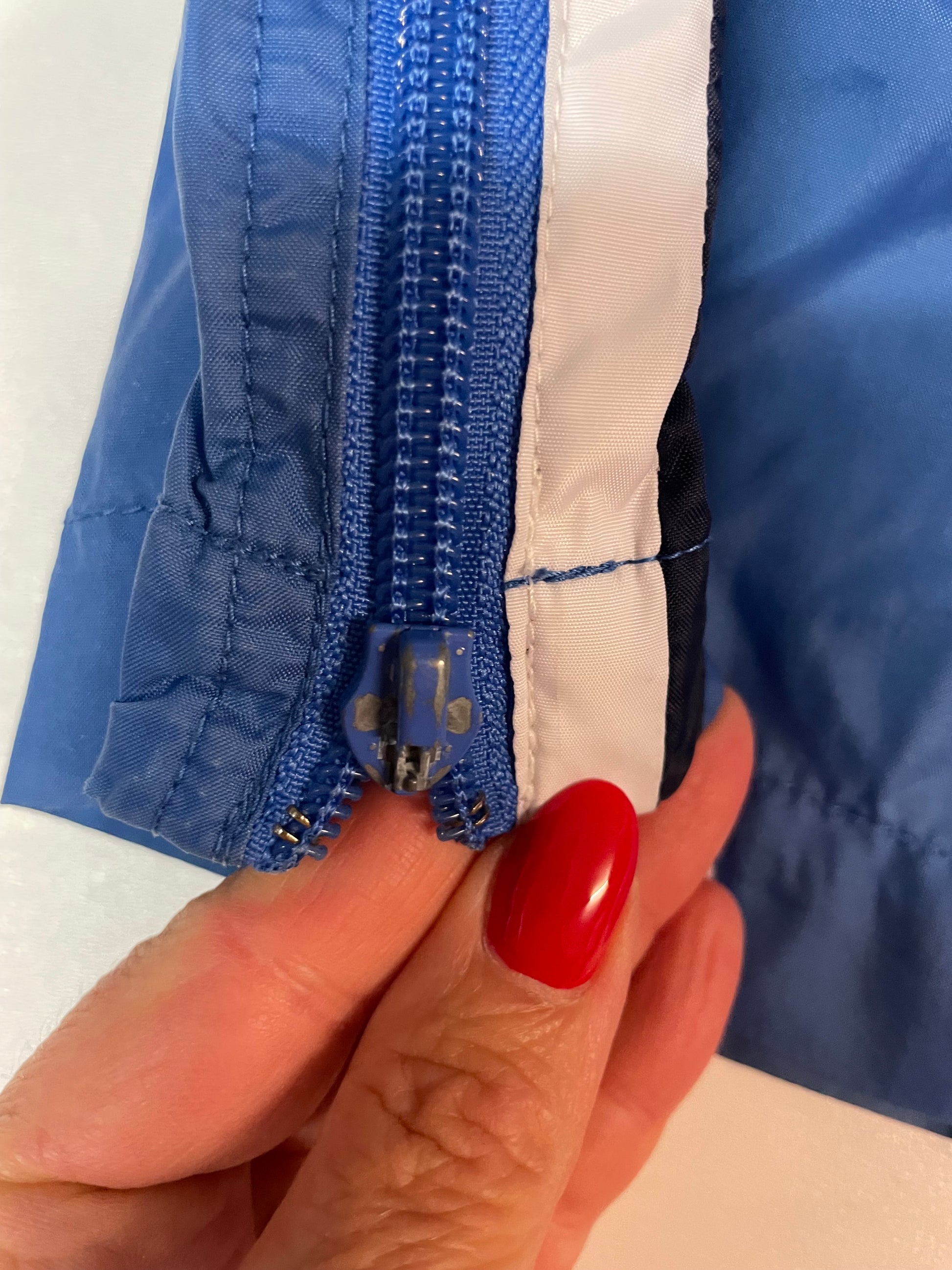 Entdecke unsere Vintage Track Pants von Nike und anderen Marken, erhältlich bei Valuxery.de - Dein Shop für trendige Vintage - Kleidung. Unsere Track Pants sind aus hochwertigen Materialien und