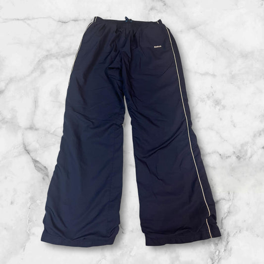 Entdecke unsere Vintage Track Pants von Nike und anderen Marken, erhältlich bei Valuxery.de - Dein Shop für trendige Vintage - Kleidung. Unsere Track Pants sind aus hochwertigen Materialien und