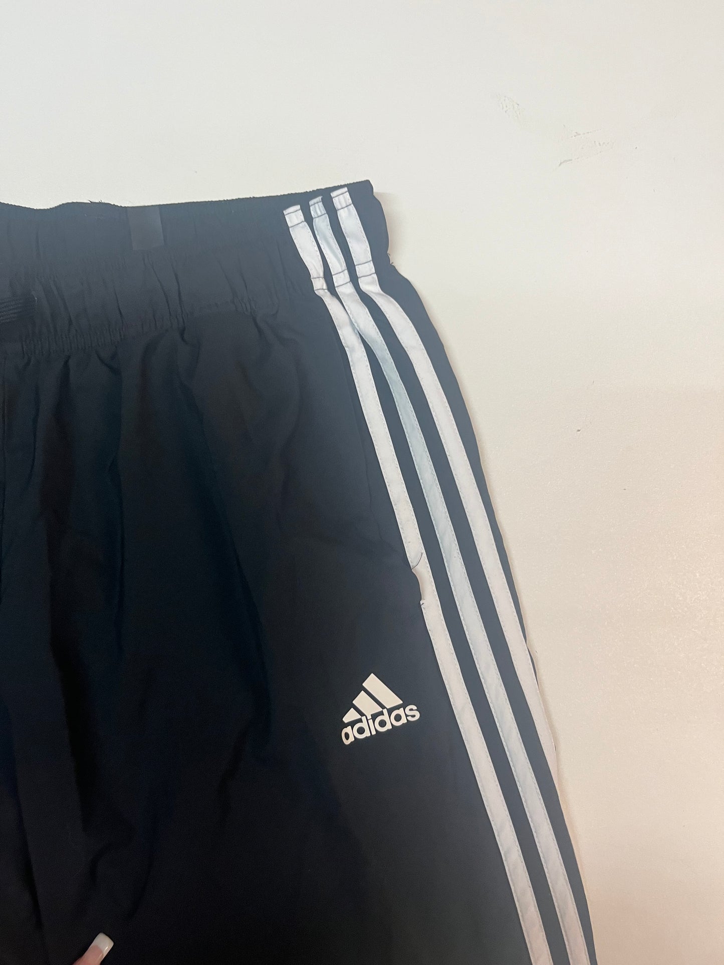 Entdecke unsere Vintage Track Pants von Nike und anderen Marken, erhältlich bei Valuxery.de - Dein Shop für trendige Vintage - Kleidung. Unsere Track Pants sind aus hochwertigen Materialien und