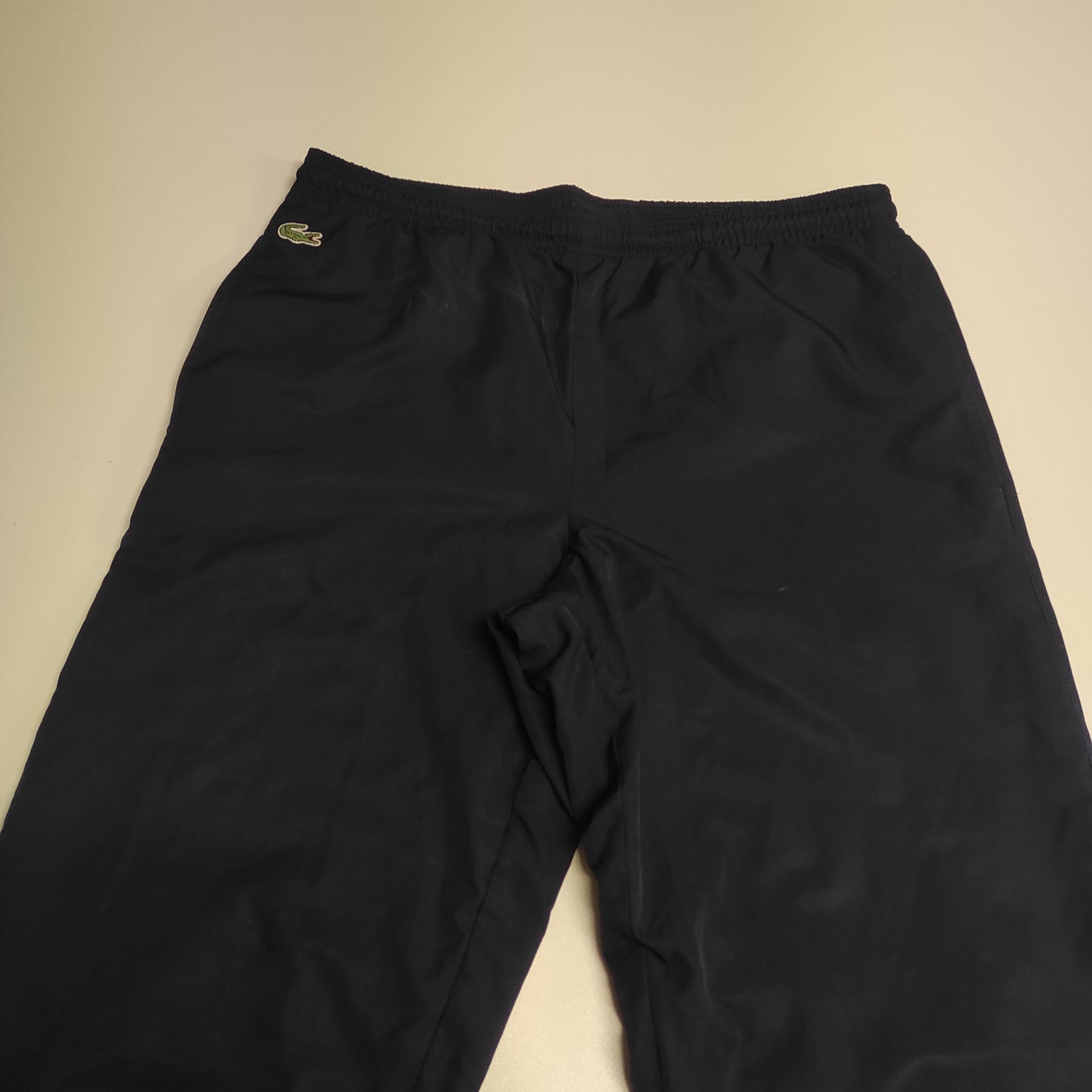 Entdecke unsere Vintage Track Pants von Nike und anderen Marken, erhältlich bei Valuxery.de - Dein Shop für trendige Vintage - Kleidung. Unsere Track Pants sind aus hochwertigen Materialien und