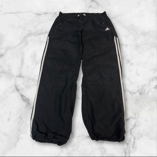 Entdecke unsere Vintage Track Pants von Nike und anderen Marken, erhältlich bei Valuxery.de - Dein Shop für trendige Vintage - Kleidung. Unsere Track Pants sind aus hochwertigen Materialien und