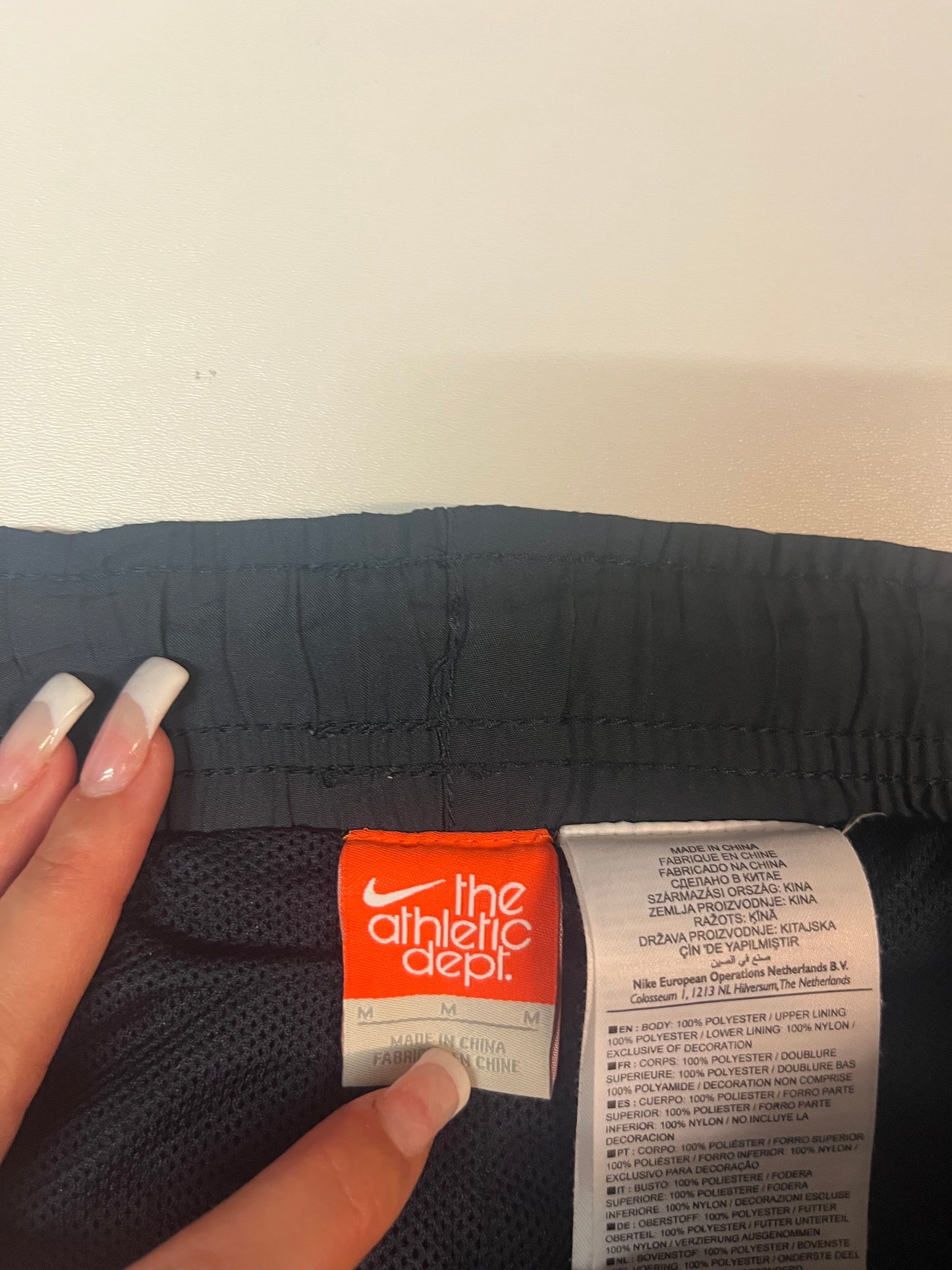 Entdecke unsere Vintage Track Pants von Nike und anderen Marken, erhältlich bei Valuxery.de - Dein Shop für trendige Vintage - Kleidung. Unsere Track Pants sind aus hochwertigen Materialien und
