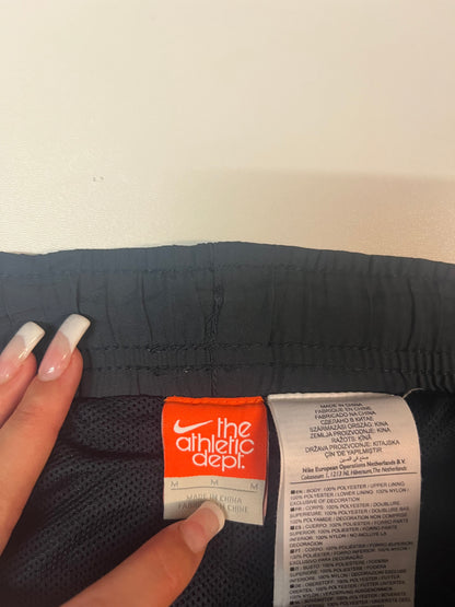 Entdecke unsere Vintage Track Pants von Nike und anderen Marken, erhältlich bei Valuxery.de - Dein Shop für trendige Vintage - Kleidung. Unsere Track Pants sind aus hochwertigen Materialien und