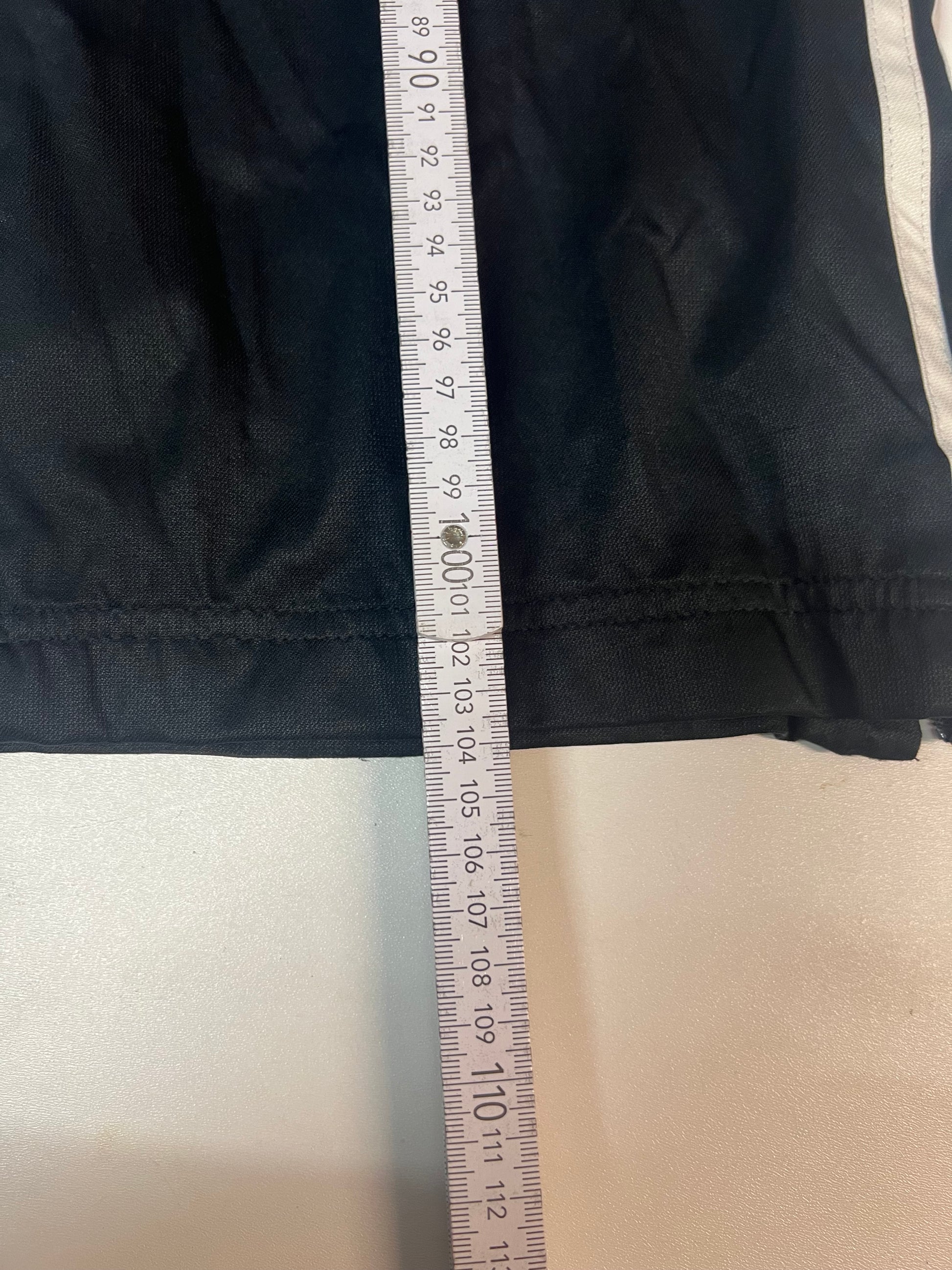 Entdecke unsere Vintage Track Pants von Nike und anderen Marken, erhältlich bei Valuxery.de - Dein Shop für trendige Vintage - Kleidung. Unsere Track Pants sind aus hochwertigen Materialien und