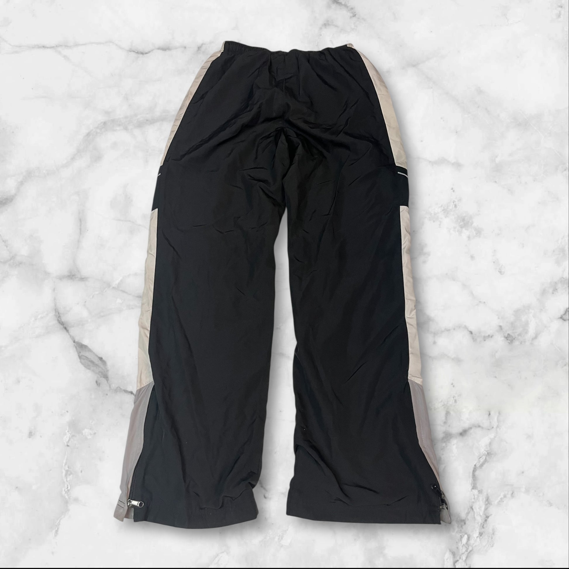 Entdecke unsere Vintage Track Pants von Nike und anderen Marken, erhältlich bei Valuxery.de - Dein Shop für trendige Vintage - Kleidung. Unsere Track Pants sind aus hochwertigen Materialien und