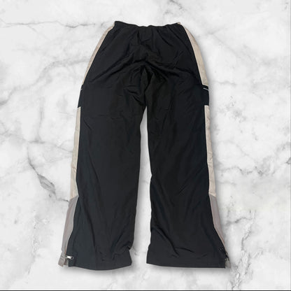 Entdecke unsere Vintage Track Pants von Nike und anderen Marken, erhältlich bei Valuxery.de - Dein Shop für trendige Vintage - Kleidung. Unsere Track Pants sind aus hochwertigen Materialien und