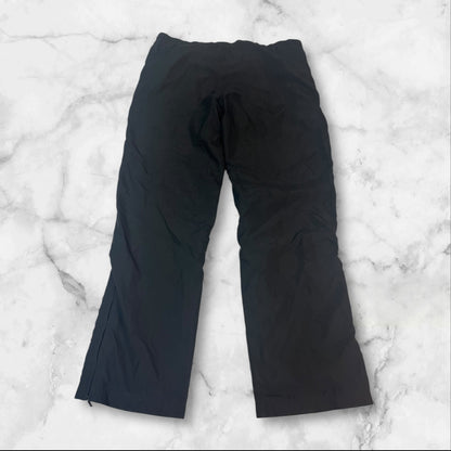 Entdecke unsere Vintage Track Pants von Nike und anderen Marken, erhältlich bei Valuxery.de - Dein Shop für trendige Vintage - Kleidung. Unsere Track Pants sind aus hochwertigen Materialien und