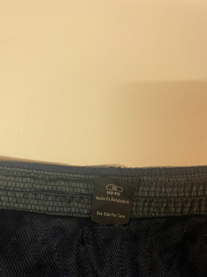 Entdecke unsere Vintage Track Pants von Nike und anderen Marken, erhältlich bei Valuxery.de - Dein Shop für trendige Vintage - Kleidung. Unsere Track Pants sind aus hochwertigen Materialien und