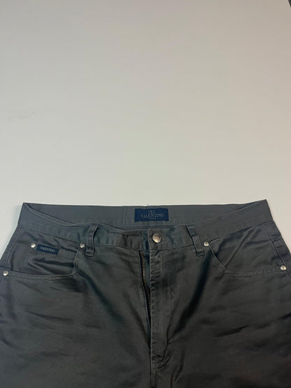 Entdecke unsere Vintage Track Pants von Nike und anderen Marken, erhältlich bei Valuxery.de - Dein Shop für trendige Vintage - Kleidung. Unsere Track Pants sind aus hochwertigen Materialien und