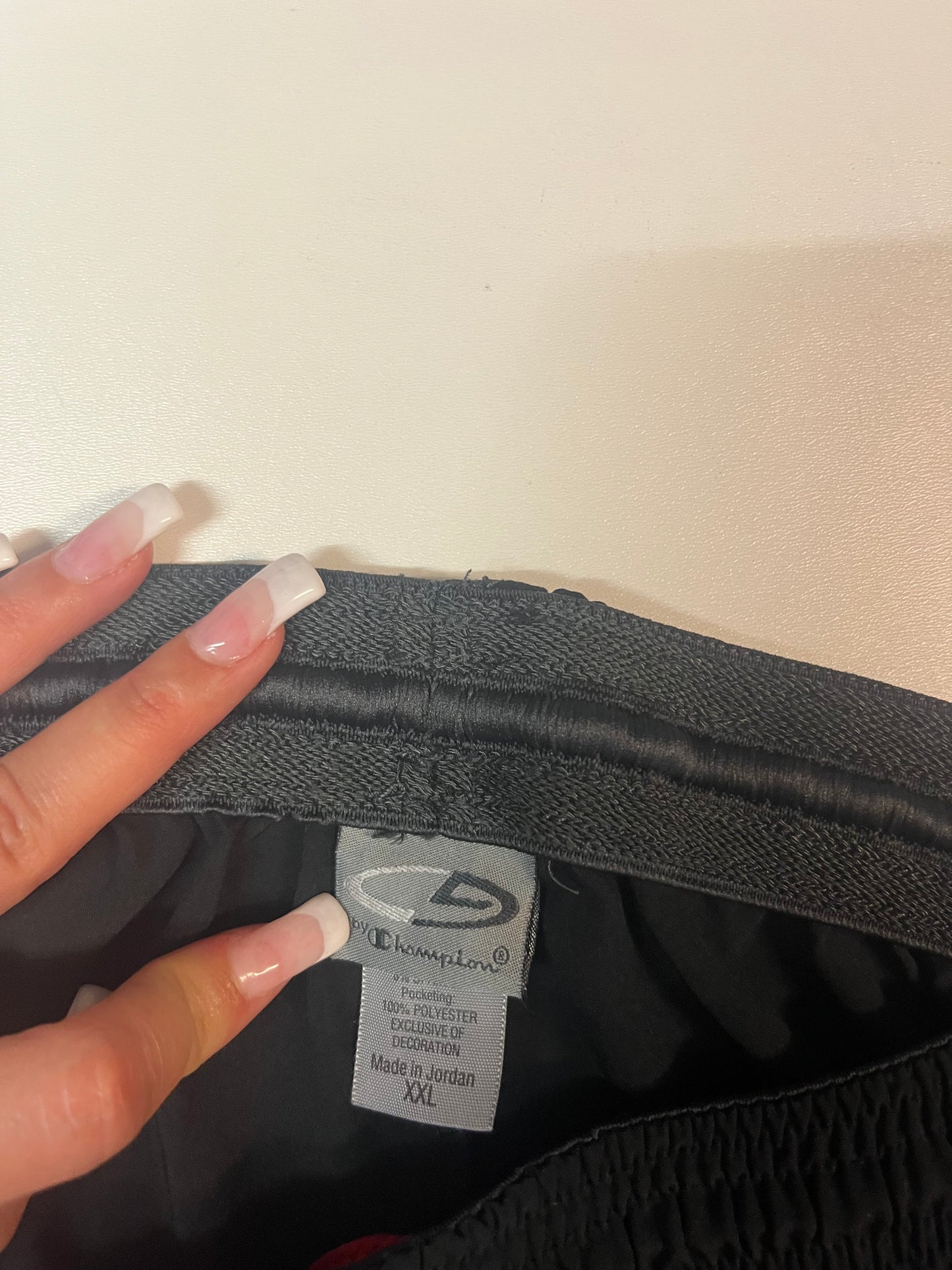 Entdecke unsere Vintage Track Pants von Nike und anderen Marken, erhältlich bei Valuxery.de - Dein Shop für trendige Vintage - Kleidung. Unsere Track Pants sind aus hochwertigen Materialien und