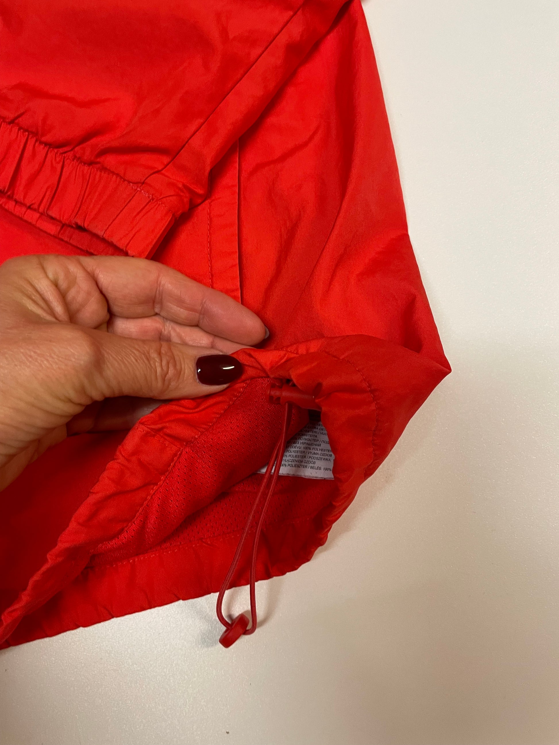 Entdecke unsere Vintage Track Pants von Nike und anderen Marken, erhältlich bei Valuxery.de - Dein Shop für trendige Vintage - Kleidung. Unsere Track Pants sind aus hochwertigen Materialien und