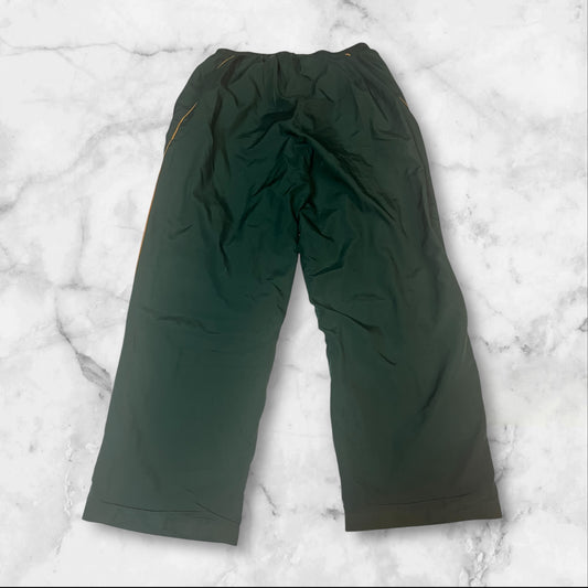 Entdecke unsere Vintage Track Pants von Nike und anderen Marken, erhältlich bei Valuxery.de - Dein Shop für trendige Vintage - Kleidung. Unsere Track Pants sind aus hochwertigen Materialien und