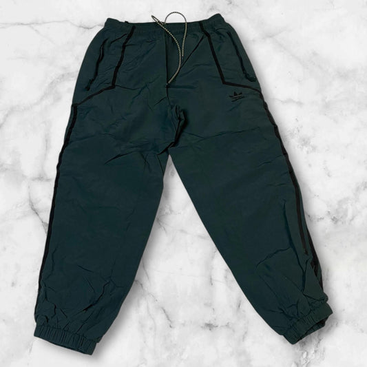 Entdecke unsere Vintage Track Pants von Nike und anderen Marken, erhältlich bei Valuxery.de - Dein Shop für trendige Vintage - Kleidung. Unsere Track Pants sind aus hochwertigen Materialien und