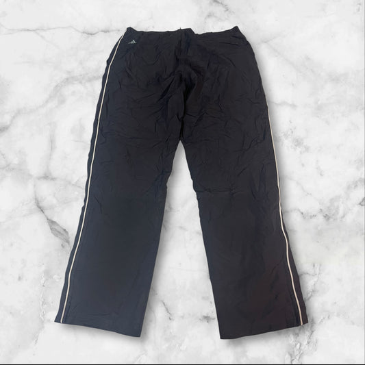 Entdecke unsere Vintage Track Pants von Nike und anderen Marken, erhältlich bei Valuxery.de - Dein Shop für trendige Vintage - Kleidung. Unsere Track Pants sind aus hochwertigen Materialien und